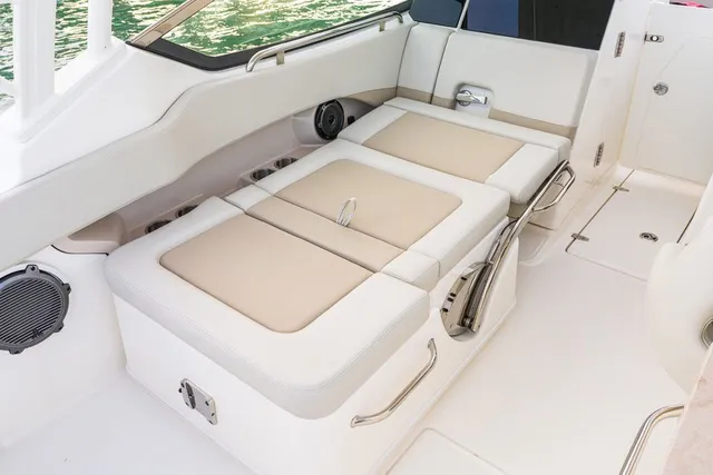 Slide: The Image of Boston Whaler 240 Vantage 2026 - 4