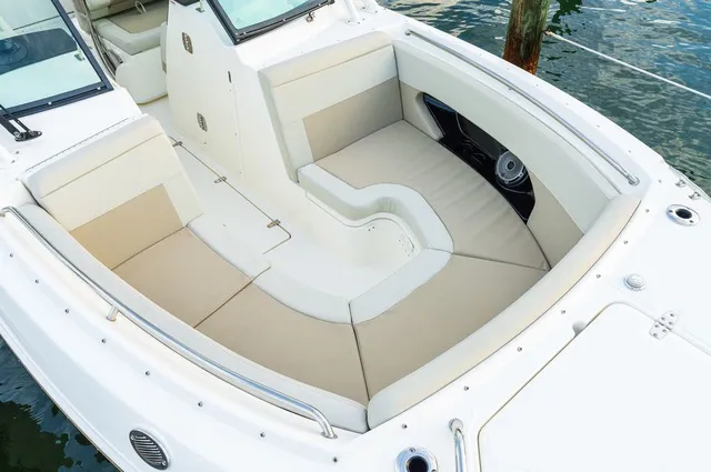 Slide: The Image of Boston Whaler 240 Vantage 2026 - 6