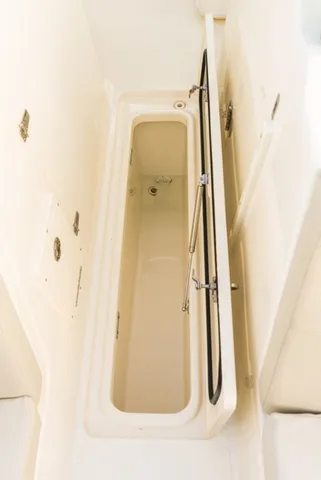 Slide: The Image of Boston Whaler 240 Vantage 2026 - 9