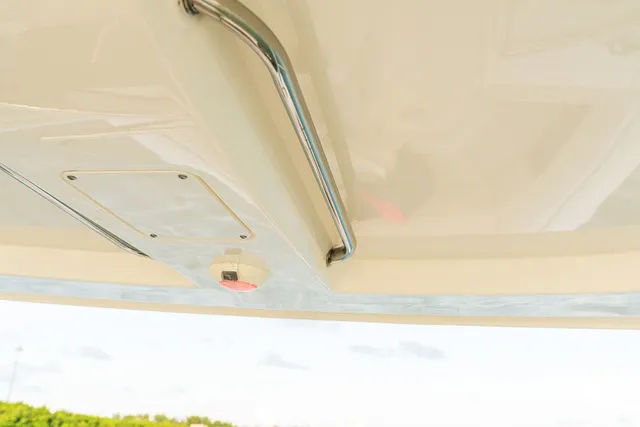 Slide: The Image of Boston Whaler 240 Vantage 2026 - 8
