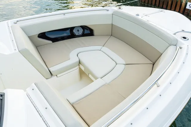 Slide: The Image of Boston Whaler 240 Vantage 2026 - 7