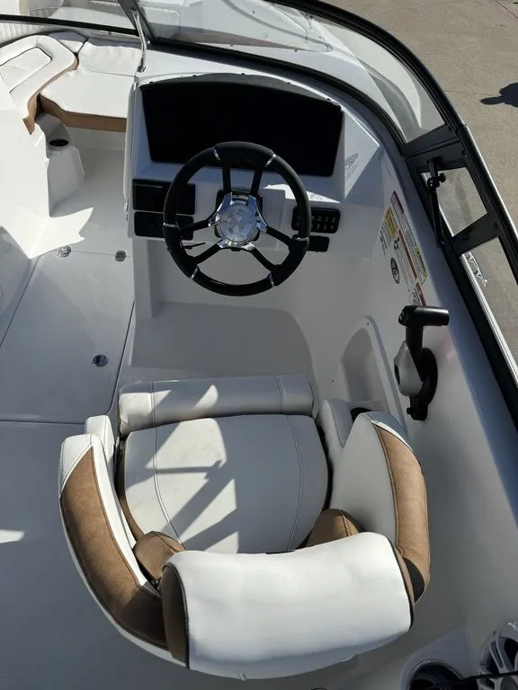 Slide: The Image of Stingray 211DC 2025 - 8