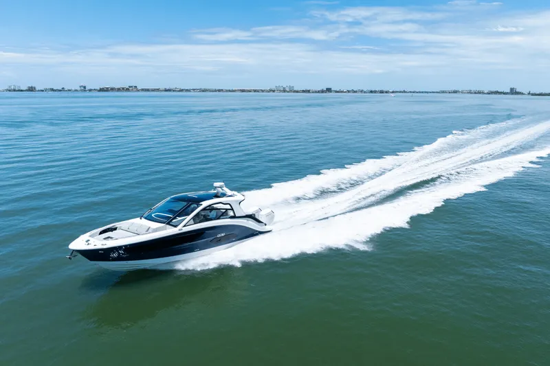 Slide: The Image of Sea Ray Sundancer 370 Outboard 2025 - 18