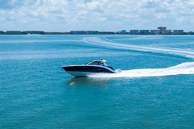 Slide: The Image of Sea Ray Sundancer 370 Outboard 2025 - 23
