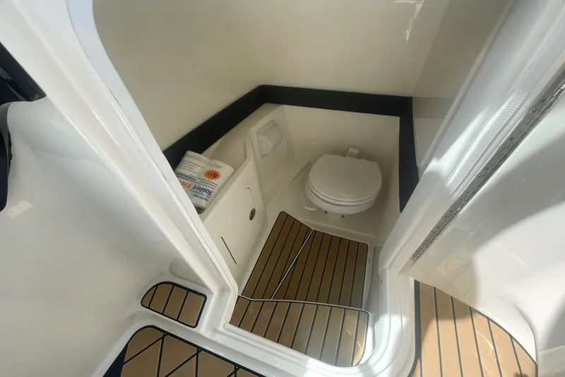 Slide: The Image of Sea Ray 260 SLX OUTBOARD 2023 - 23