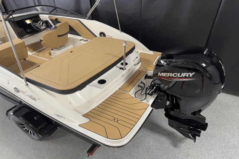 Slide: The Image of Sea Ray SPX 190 Outboard 2025 - 10