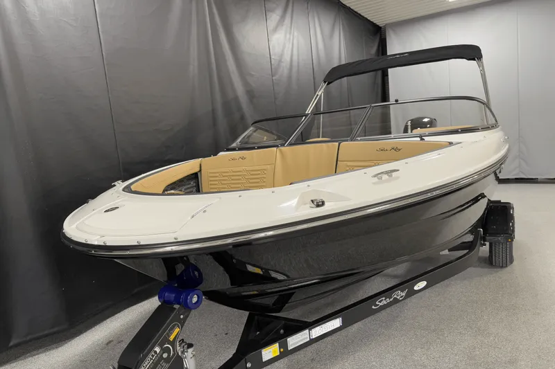 Slide: The Image of Sea Ray SPX 190 Outboard 2025 - 12