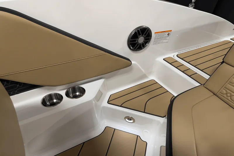 Slide: The Image of Sea Ray SPX 190 Outboard 2025 - 35