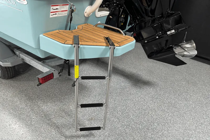 Slide: The Image of Boston Whaler 190 Montauk 2025 - 13