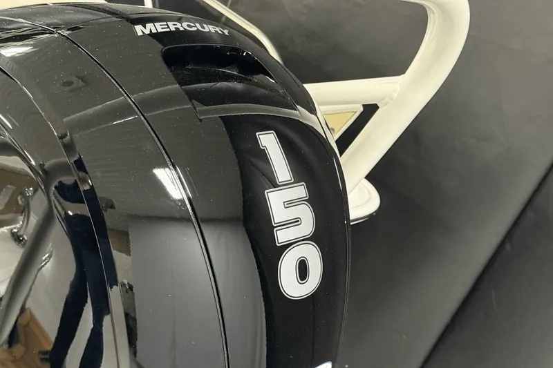 Slide: The Image of Boston Whaler 190 Montauk 2025 - 17