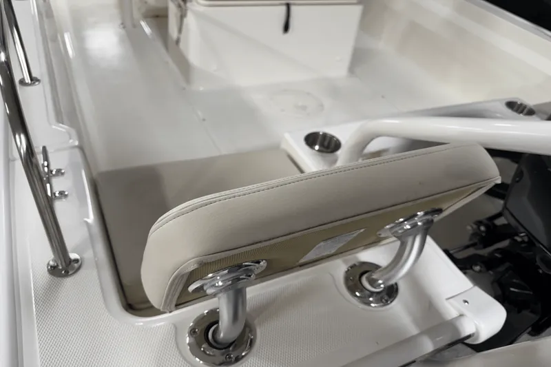 Slide: The Image of Boston Whaler 190 Montauk 2025 - 18