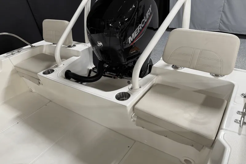 Slide: The Image of Boston Whaler 190 Montauk 2025 - 20