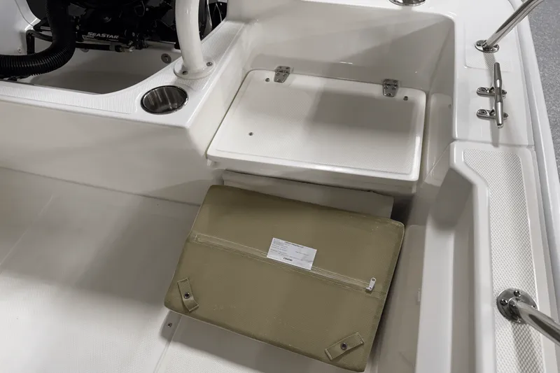 Slide: The Image of Boston Whaler 190 Montauk 2025 - 22