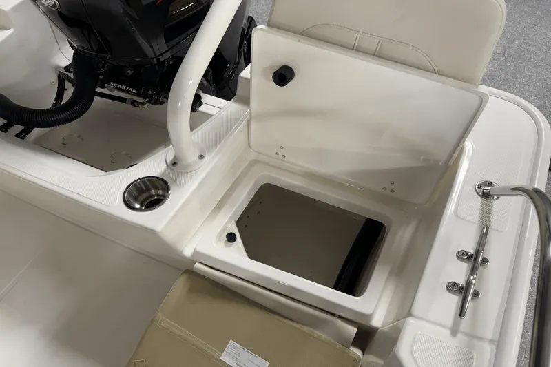 Slide: The Image of Boston Whaler 190 Montauk 2025 - 23