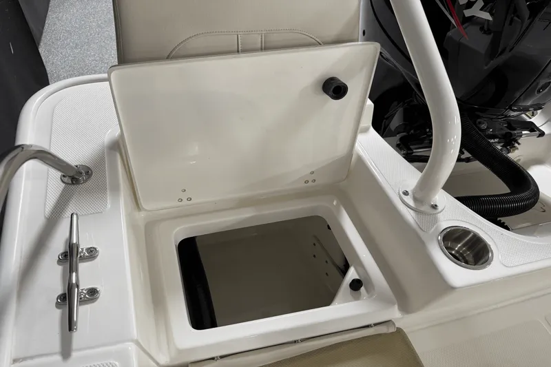 Slide: The Image of Boston Whaler 190 Montauk 2025 - 25