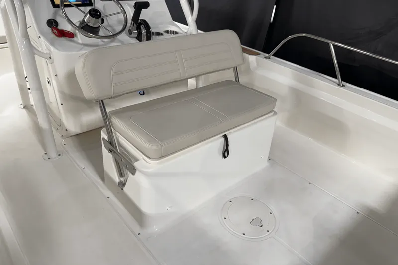 Slide: The Image of Boston Whaler 190 Montauk 2025 - 27