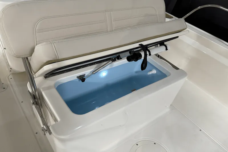 Slide: The Image of Boston Whaler 190 Montauk 2025 - 28