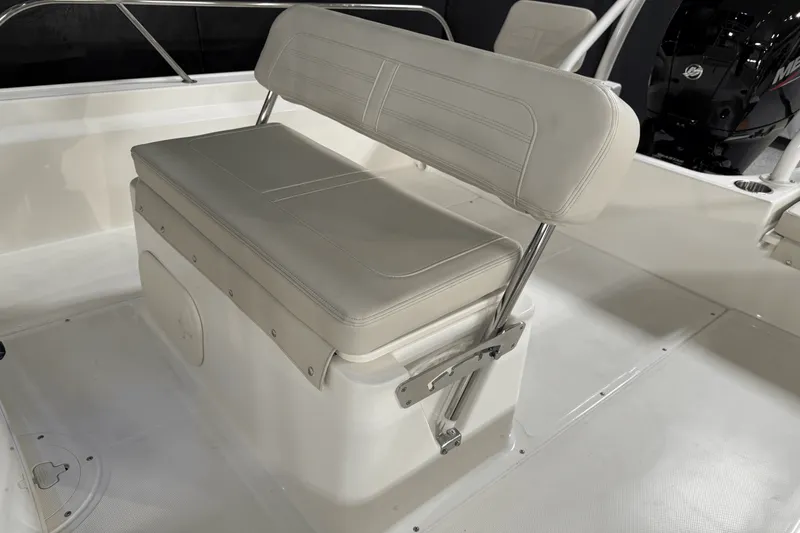 Slide: The Image of Boston Whaler 190 Montauk 2025 - 31