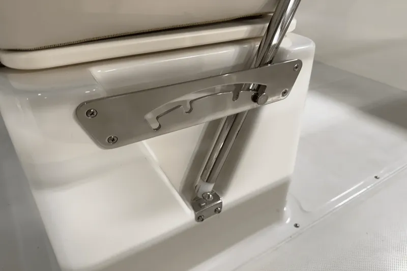 Slide: The Image of Boston Whaler 190 Montauk 2025 - 32