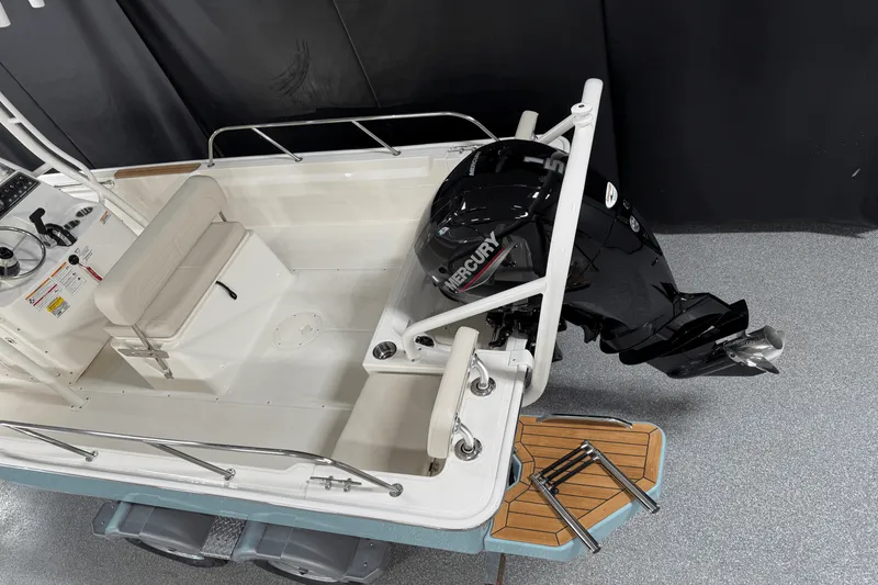 Slide: The Image of Boston Whaler 190 Montauk 2025 - 4