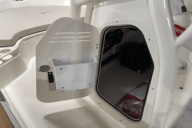 Slide: The Image of Boston Whaler 190 Montauk 2025 - 46