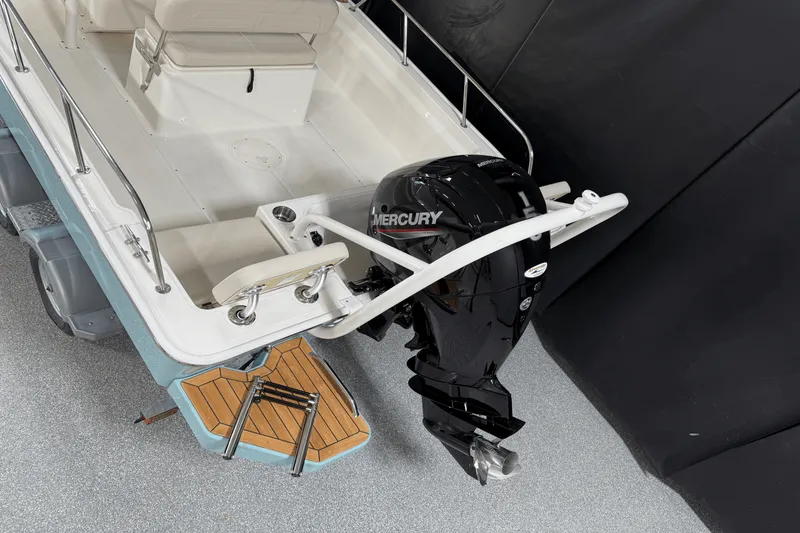 Slide: The Image of Boston Whaler 190 Montauk 2025 - 5