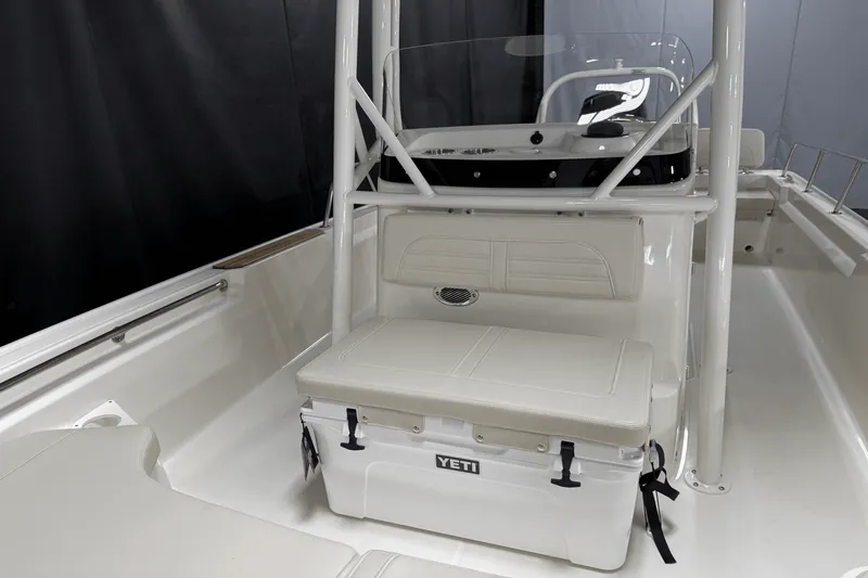 Slide: The Image of Boston Whaler 190 Montauk 2025 - 52