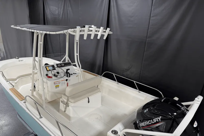 Slide: The Image of Boston Whaler 190 Montauk 2025 - 6