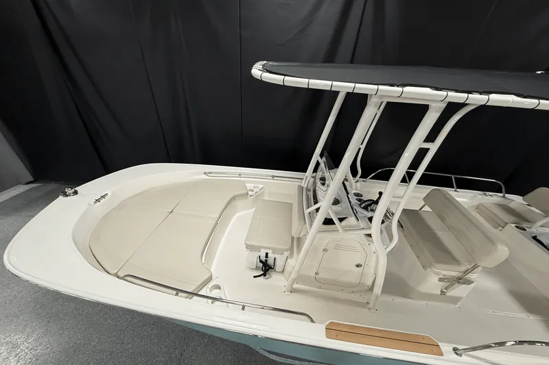 Slide: The Image of Boston Whaler 190 Montauk 2025 - 8