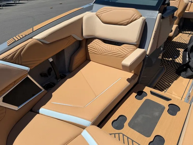 Slide: The Image of MasterCraft Xstar 23 2025 - 17