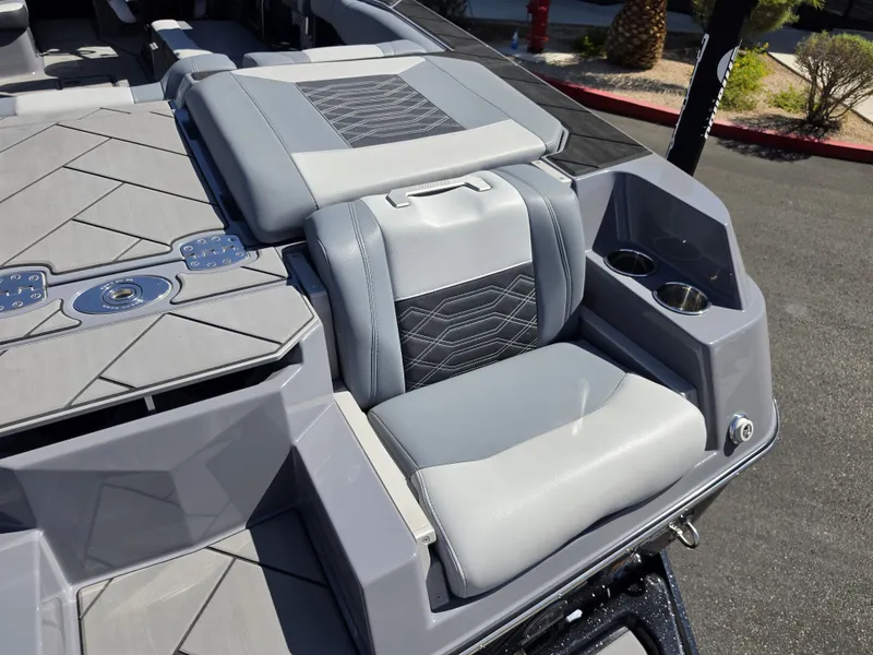 Slide: The Image of Malibu Wakesetter 26 LSV 2024 - 50