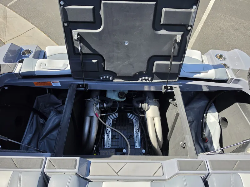 Slide: The Image of Malibu Wakesetter 26 LSV 2024 - 44