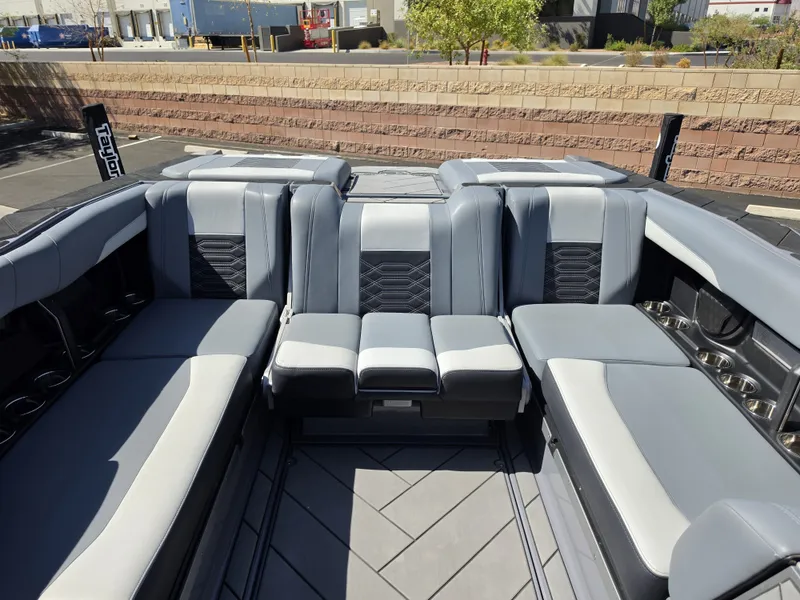 Slide: The Image of Malibu Wakesetter 26 LSV 2024 - 41