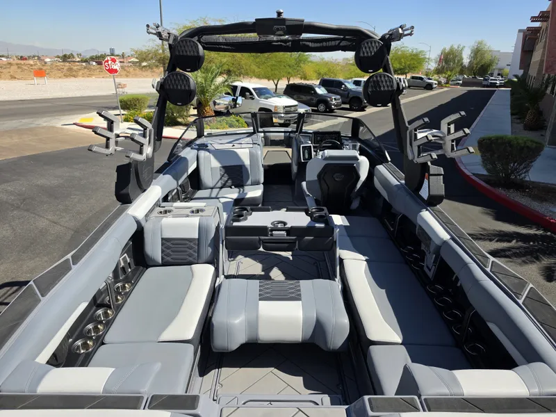 Slide: The Image of Malibu Wakesetter 26 LSV 2024 - 16