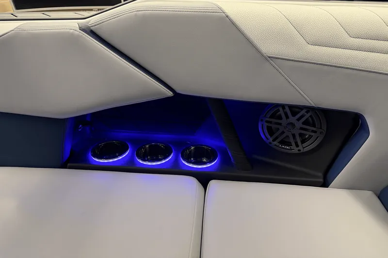 Slide: The Image of Nautique Super Air Nautique S21 2025 - 37