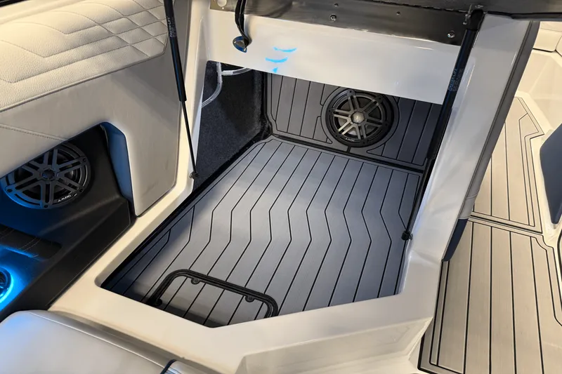 Slide: The Image of Nautique Super Air Nautique S21 2025 - 40