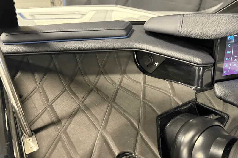 Slide: The Image of Nautique Super Air Nautique S21 2025 - 58