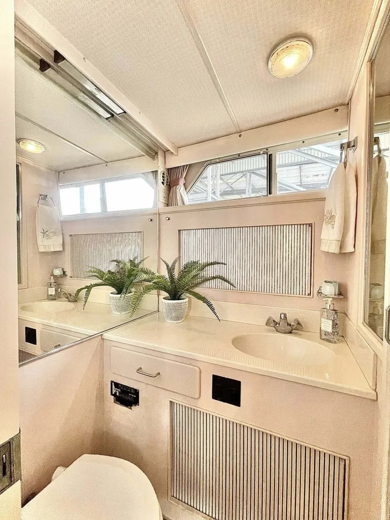 Slide: The Image of Tollycraft Cockpit Motor Yacht 1989 - 5