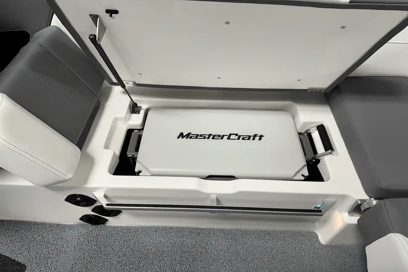 Slide: The Image of MasterCraft XT22 2025 - 35