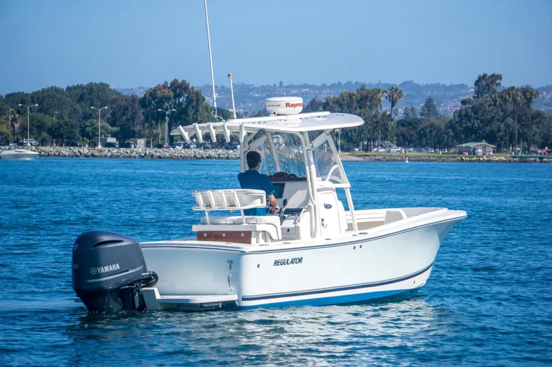 Slide: The Image of Regulator Marine 23 Center Console 2016 - 5