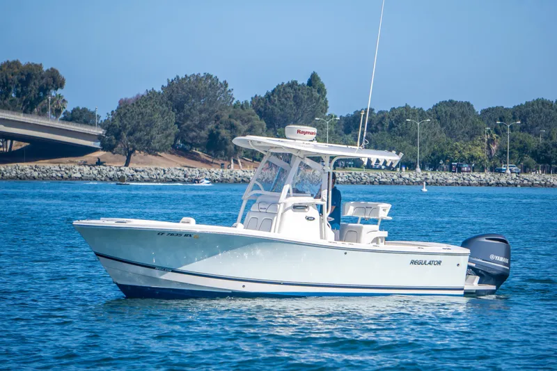 Slide: The Image of Regulator Marine 23 Center Console 2016 - 4