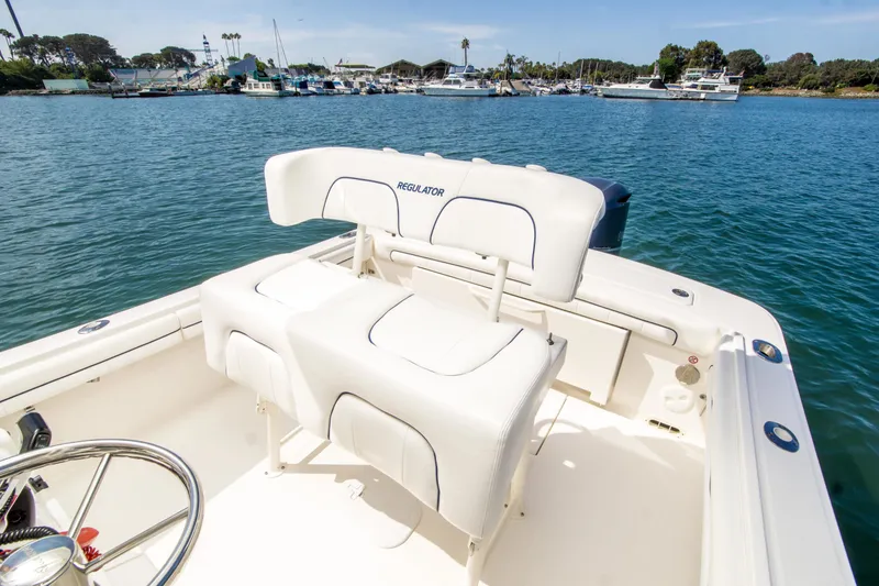 Slide: The Image of Regulator Marine 23 Center Console 2016 - 9
