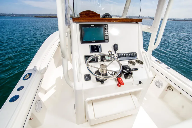 Slide: The Image of Regulator Marine 23 Center Console 2016 - 6