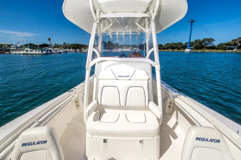 Slide: The Image of Regulator Marine 23 Center Console 2016 - 12