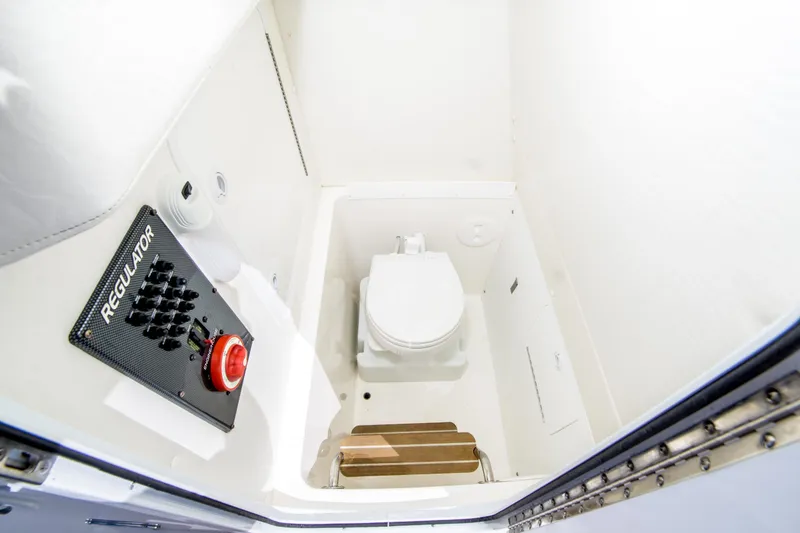 Slide: The Image of Regulator Marine 23 Center Console 2016 - 13
