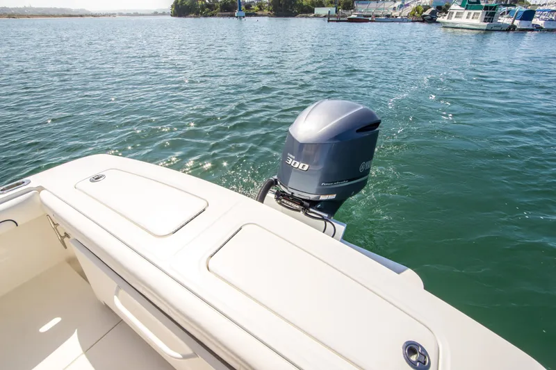 Slide: The Image of Regulator Marine 23 Center Console 2016 - 14