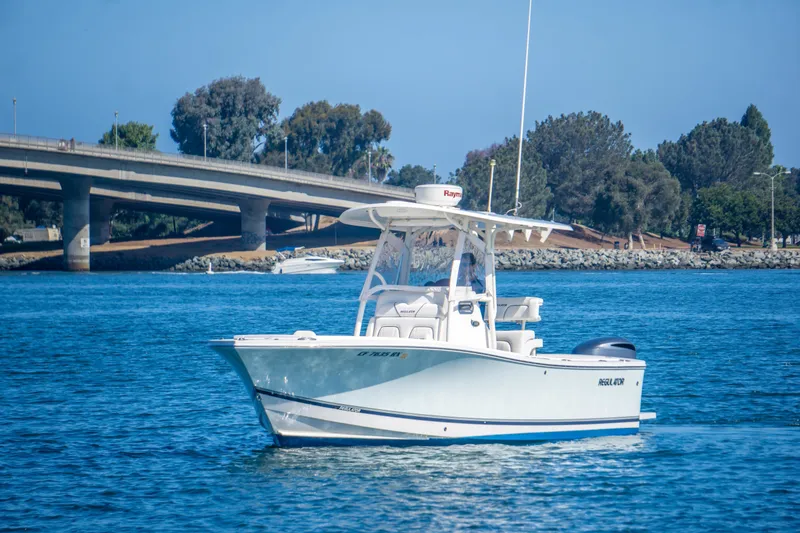 Slide: The Image of Regulator Marine 23 Center Console 2016 - 3