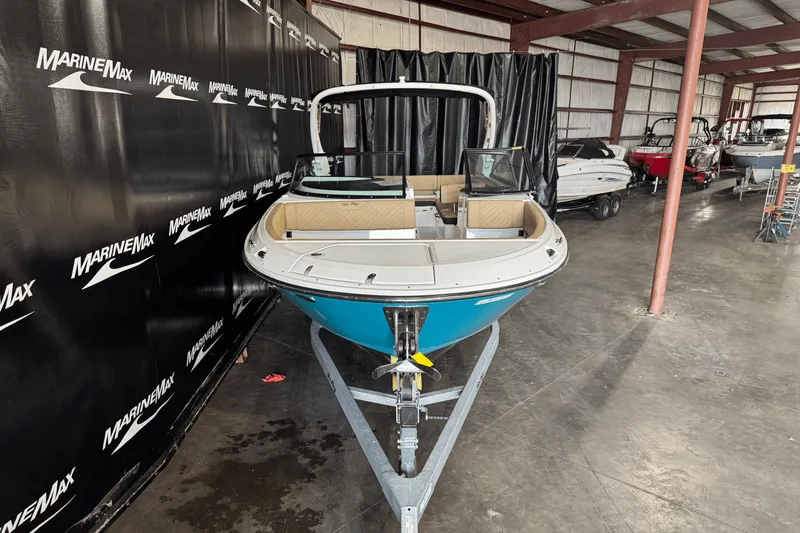 Slide: The Image of Sea Ray SDX 270 2025 - 1