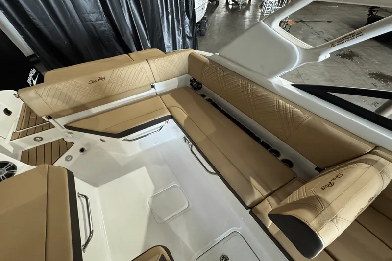 Slide: The Image of Sea Ray SDX 270 2025 - 11