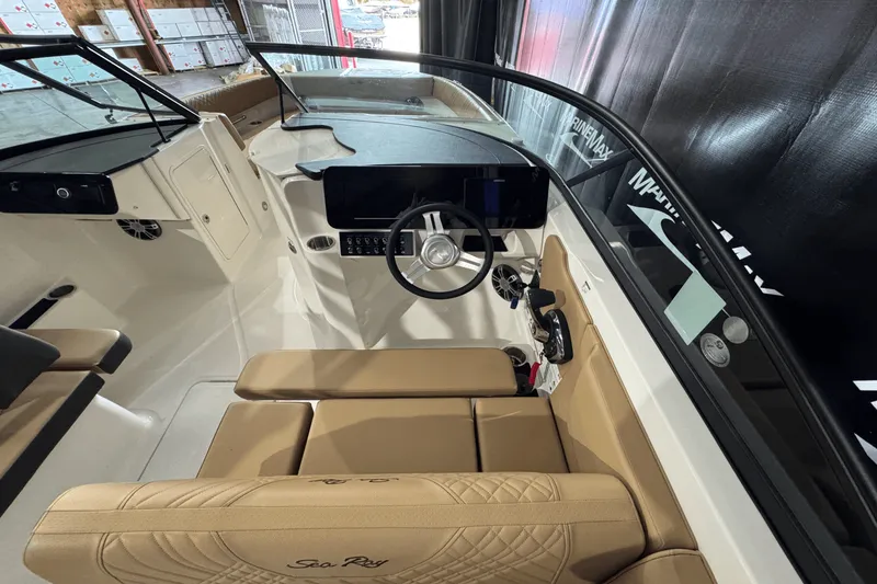 Slide: The Image of Sea Ray SDX 270 2025 - 16